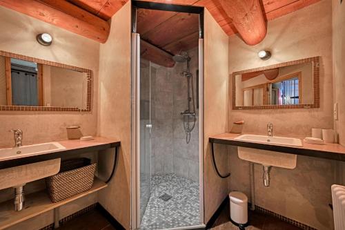 y baño con 2 lavabos y ducha. en La Bastideto - Piscine - AC CLim - Alpilles, en Maillane