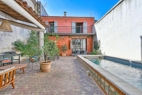 een huis met een zwembad en een patio bij La Bastideto - Piscine - AC CLim - Alpilles in Maillane