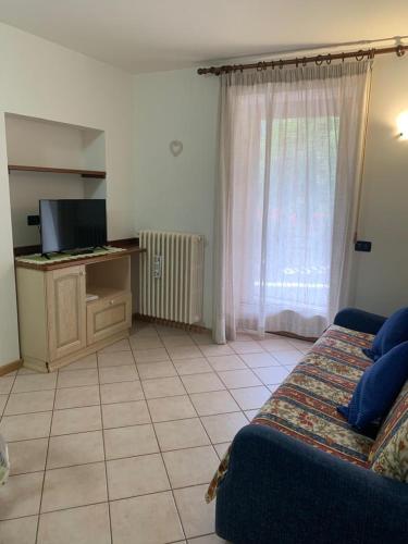 a hotel room with a bed and a window at Casa Stefani in Commezzadura