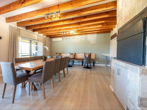 a dining room with a long table and chairs at Aan de Paarlberg in Paarl