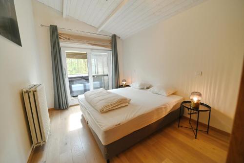 Postel nebo postele na pokoji v ubytování Chateau Beychevelle