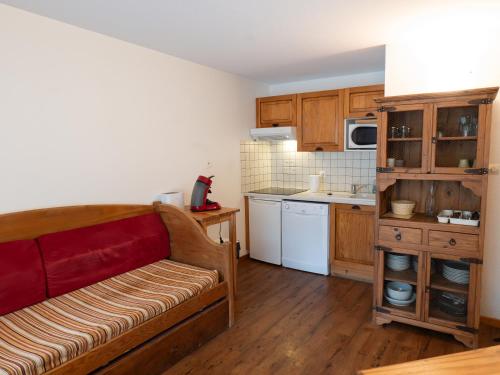 un salon avec un canapé dans une cuisine dans l'établissement Résidence Les Arches, à Saint-Lary-Soulan