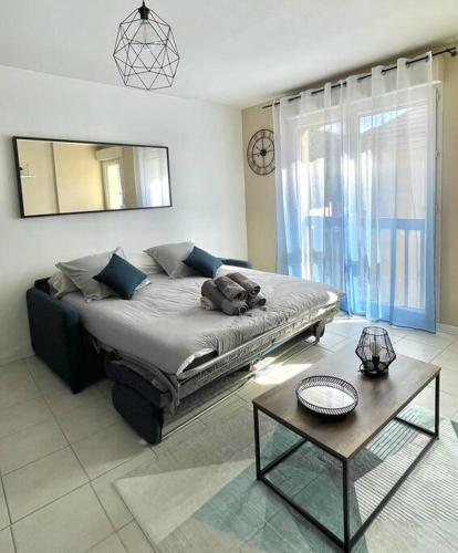 une chambre avec un lit avec un ours en peluche dessus dans l'établissement Studio Cozy avec Terrasse en centre ville !, à Roissy-en-Brie