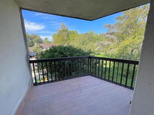 Studio Cozy avec Terrasse en centre ville ! في رواسي إن بري: شرفة مطلة على ساحة