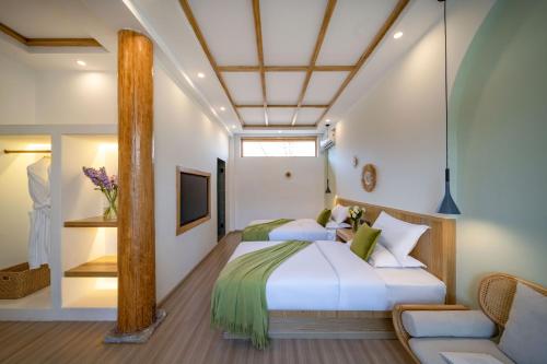 a bedroom with a bed and a couch in a room at Viewing Mount with Jun in Lijiang