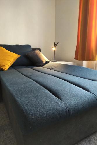 ein Schlafzimmer mit einem Bett mit einer blauen Decke in der Unterkunft Apartmán Banská Bystrica Fortnička in Banská Bystrica