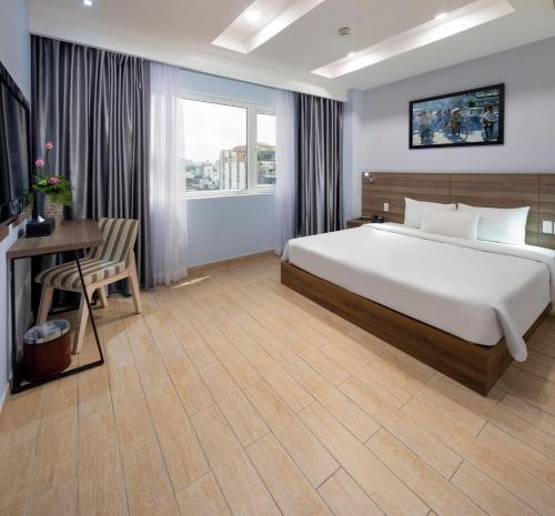 Postel nebo postele na pokoji v ubytování Viet Lotus Saigon Hotel