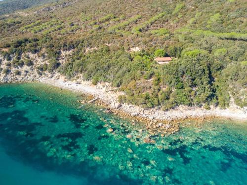 uma vista aérea de uma praia com uma casa em Azienda Agricola Club Le Cannelle em Talamone