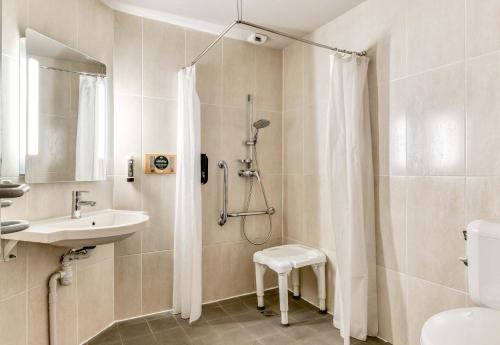 サン・ジャン・ド・ヴェダにあるB&B HOTEL Montpellier 1のバスルーム(シャワー、洗面台、トイレ付)