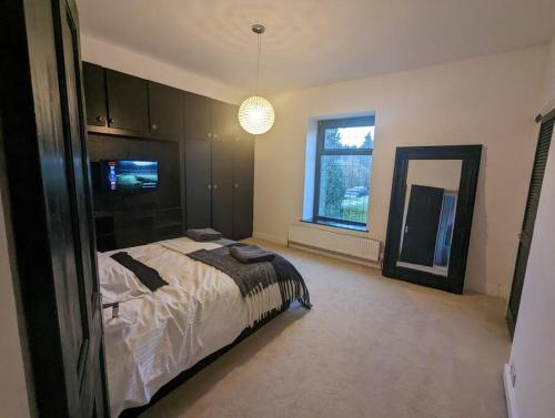 um quarto com uma cama e um espelho em Great for Short Breaks and Ideal for Contractors. em Rochdale