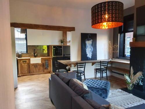 uma sala de estar com um sofá e uma cozinha em Great for Short Breaks and Ideal for Contractors. em Rochdale