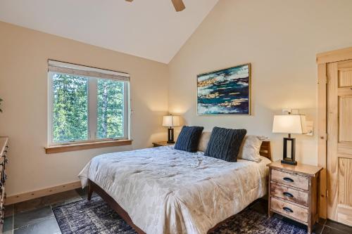 ein Schlafzimmer mit einem Bett und zwei Fenstern in der Unterkunft Twin Creek Lodge home in Breckenridge