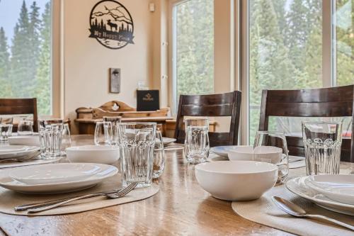 einen Tisch mit Teller, Schüsseln und Gläsern darauf in der Unterkunft Twin Creek Lodge home in Breckenridge