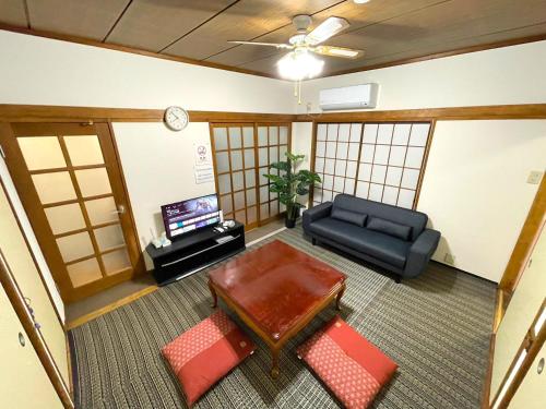 an overhead view of a living room with a couch and a table at Tatami house Skytree view Asakusa line in Tokyo