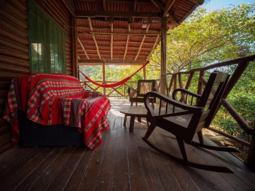 Ein Sitzbereich in der Unterkunft 2 bedroom cottage, 3 blocks from beach and center of San Juan