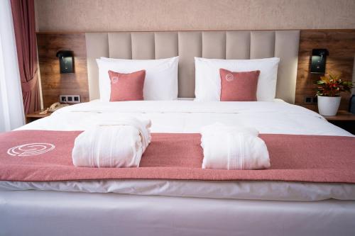 Una cama o camas en una habitación de Cosmopolitan Hotel