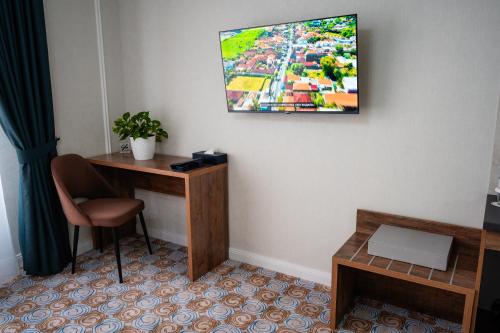Una televisión o centro de entretenimiento en Cosmopolitan Hotel
