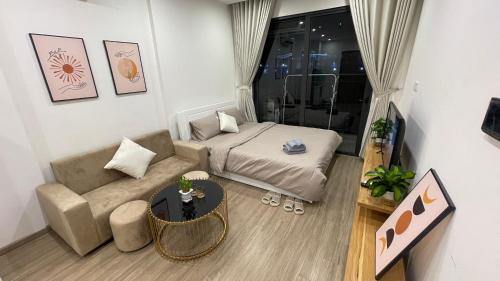 a small living room with a bed and a couch at Vinhomes Smart City - Căn hộ studio cao cấp, đầy đủ tiện nghi TTA in Hanoi
