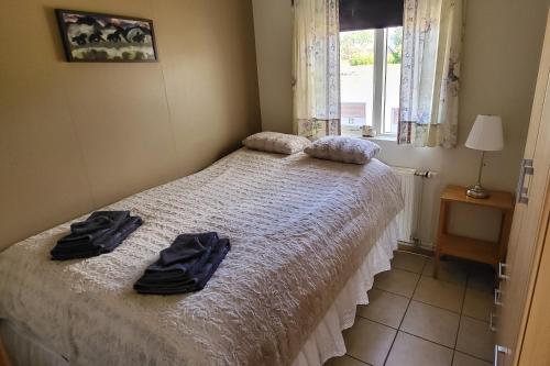 1 dormitorio con 1 cama con 2 albornoces. en Kind guesthouse - the village, en Búdardalur