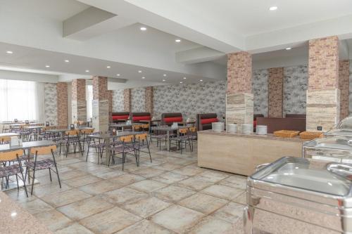 巴库里阿尼Hotel 25 Bakuriani的有桌椅的餐厅和自助餐厅
