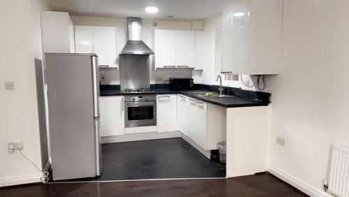 Ett kök eller pentry på 2 bedroom apartment, free parking & WIFI near City Centre