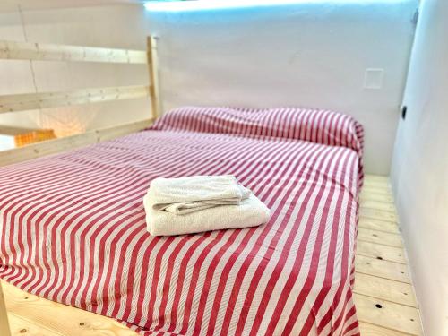 uma cama com duas toalhas em cima em B&B The Loft em Gioiosa Ionica