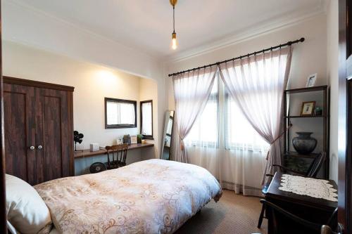 a bedroom with a bed and a window at Rakumankan in Kyoto