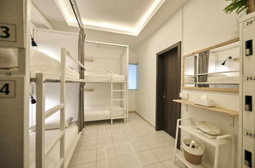 馬六甲的住宿－Sleepy Nomad Guesthouse，带两张双层床的客房和走廊
