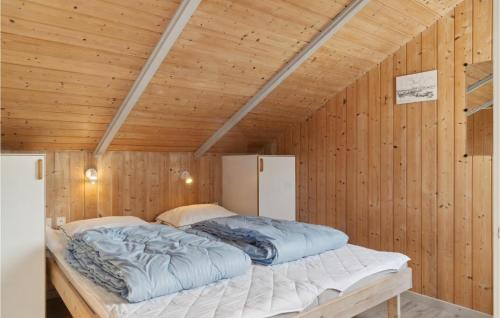 מיטה או מיטות בחדר ב-4 Bedroom Cozy Home In Nysted