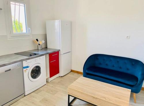 キャヴァレール・シュル・メールにあるCAVALOC T2 terrasse vue collineのキッチン(青い椅子、洗濯機付)