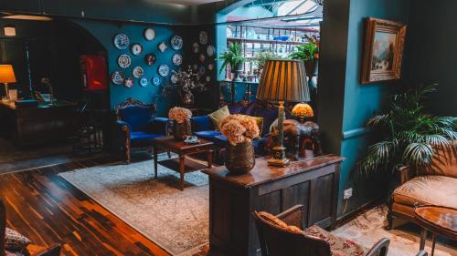 a living room with blue walls and a couch at The Galaxie in Oxford