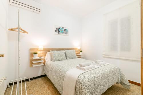 バルセロナにあるConfort Barcelona Rentalsの白いベッドルーム(ベッド1台、窓付)