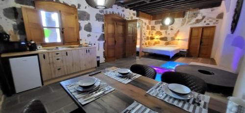 a kitchen and dining room with a table and chairs at El Batan Resort in Santa Brígida