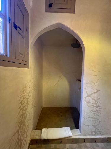 a bathroom with an archway in a room at Riad Jonan & Spa in Marrakech