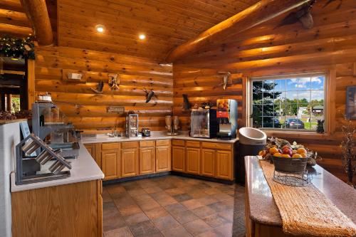 Køkken eller tekøkken på Best Western Northwoods Lodge