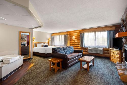 Ένα ή περισσότερα κρεβάτια σε δωμάτιο στο Best Western Northwoods Lodge