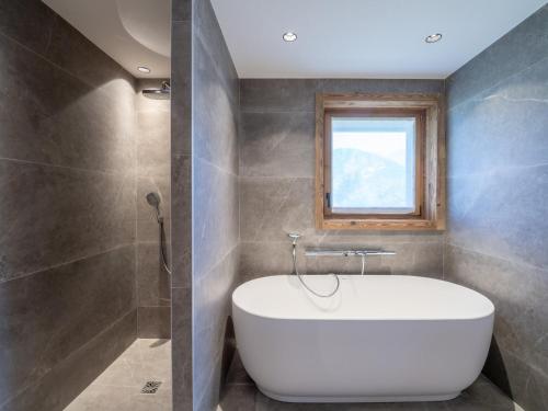 Kúpeľňa v ubytovaní Chalet de luxe familial avec piscine et sauna, proche des pistes et commodités à Courchevel Le Praz - FR-1-568-37