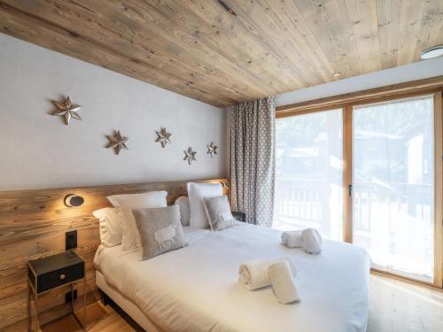 Posteľ alebo postele v izbe v ubytovaní Chalet de luxe familial avec piscine et sauna, proche des pistes et commodités à Courchevel Le Praz - FR-1-568-37