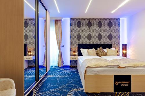 um quarto com uma cama grande e alcatifa azul em Diamond Panzió em Hajdúszoboszló
