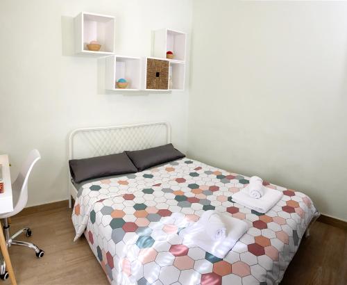Habitación pequeña con cama y escritorio. en Cómoda Habitación Doble cerca de los lugares emblemáticos de Madrid, en Madrid