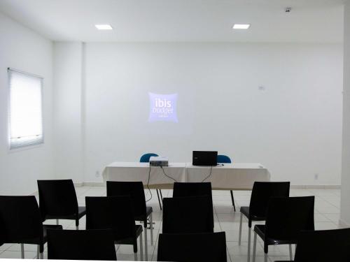 a meeting room with a table and chairs at ibis budget Manhuaçu in Manhuaçu