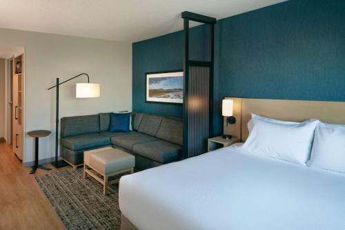 ein Hotelzimmer mit einem Bett und einem Sofa in der Unterkunft Hyatt Place Fairbanks in Fairbanks