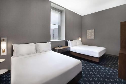 Postel nebo postele na pokoji v ubytování The Slate Hotel Denver Downtown, Tapestry by Hilton