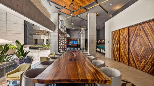 una sala de conferencias con una larga mesa de madera y sillas en Hampton Inn By Hilton Nuevo Vallarta en Nuevo Vallarta 