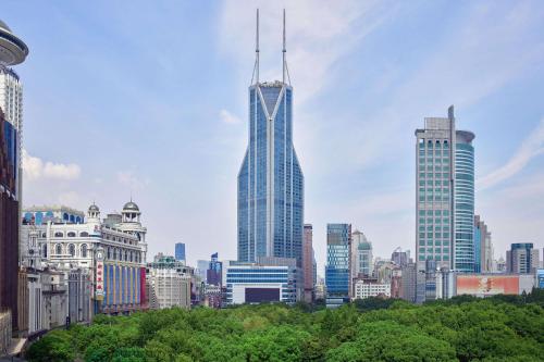 uma vista para o horizonte da cidade com edifícios altos em Conrad Shanghai em Xangai