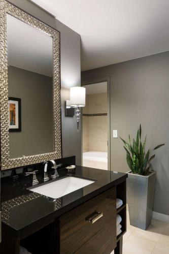 Vannituba majutusasutuses Colcord Hotel Oklahoma City, Curio Collection by Hilton