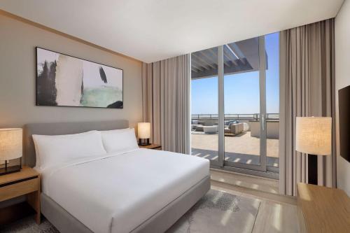 Una cama o camas en una habitación de Doubletree By Hilton Abu Dhabi Yas Island Residences