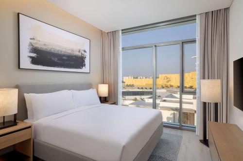 Una cama o camas en una habitación de Doubletree By Hilton Abu Dhabi Yas Island Residences