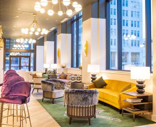 Zona de estar de The Kelly Birmingham, Tapestry Collection By Hilton