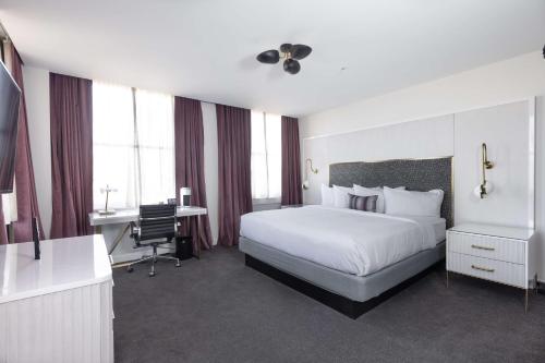 Cama o camas de una habitación en The Kelly Birmingham, Tapestry Collection By Hilton